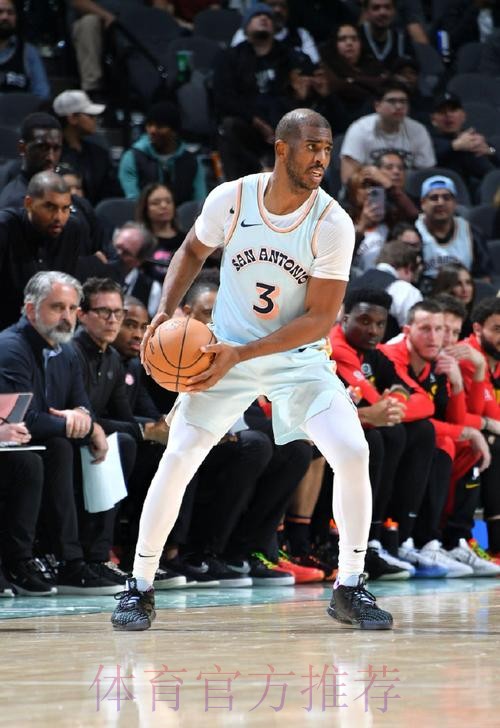 还有油！克里斯-保罗晒出在训练中自抛自扣的视频